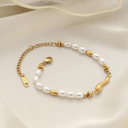 Pulseira Tahlia - Ouro 18K + Perolas de Agua Doce - Inspiração Vintage - Aço Inoxidável