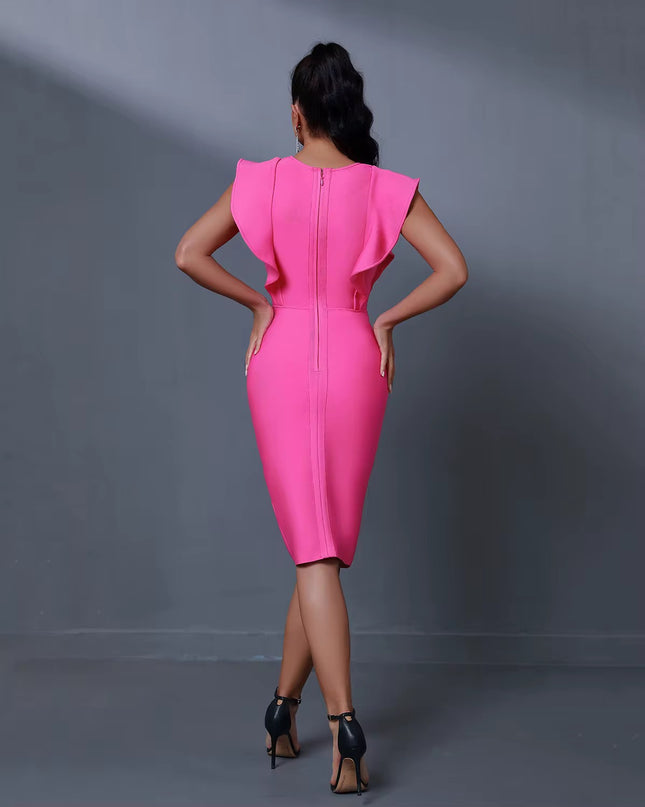 Vestido com babado e decote em v profundo