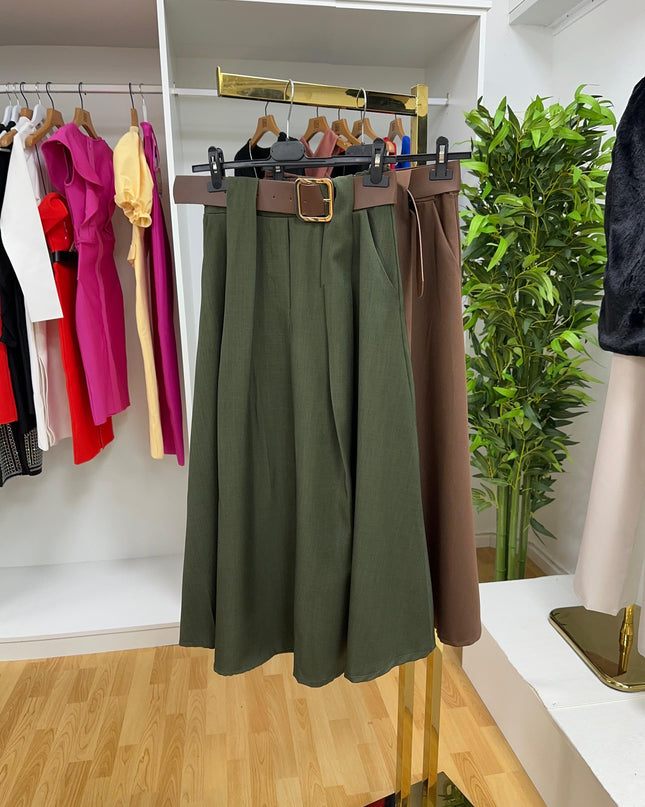 Saia midi com cinto e bolsos
