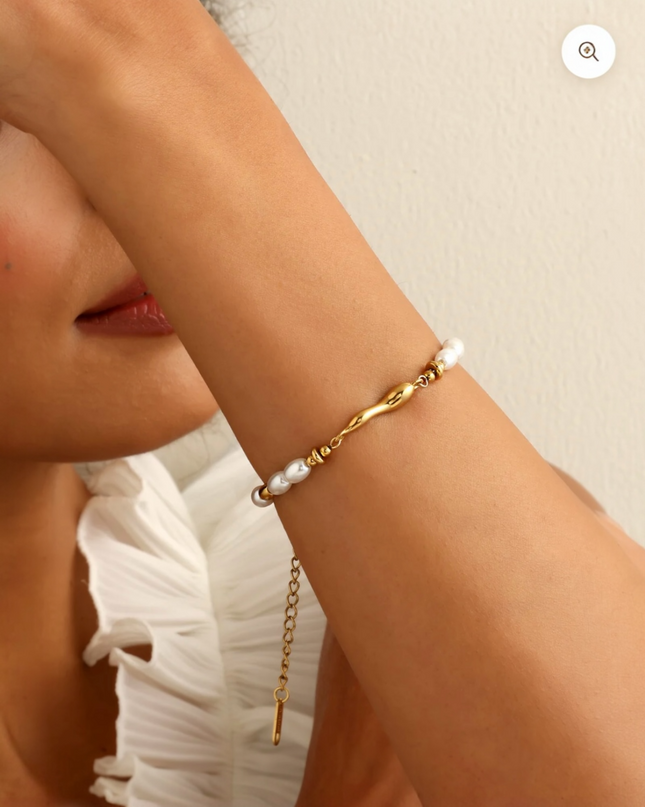 Tahlia Bracelet in Gold and Pearl