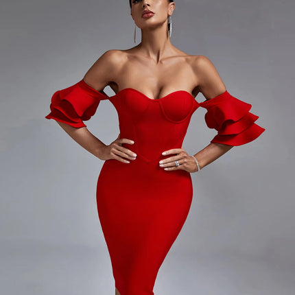Vestido Vermelho com Folho e Ombros à Mostra