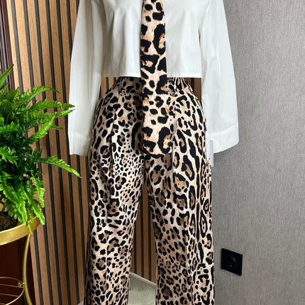 Conjunto Camisa Branca e Calça Leopardo