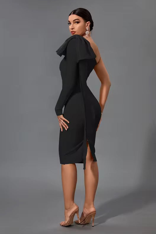 Vestido assimétrico com laço
