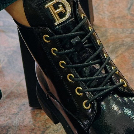 Bota militar de verniz com aplicação -Preto