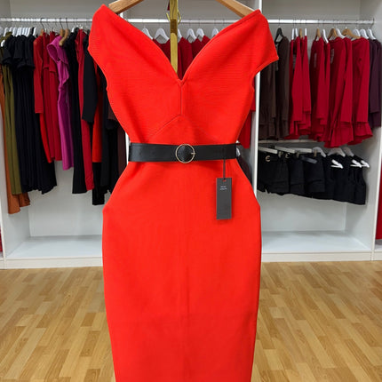 Midi dresses with a V-neck and open band, with a belt. 
