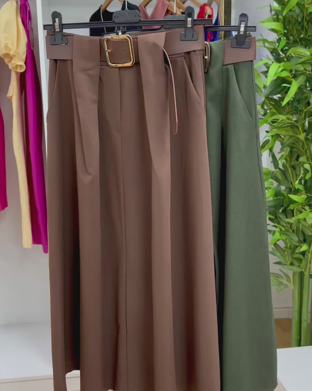 Saia midi com cinto e bolsos